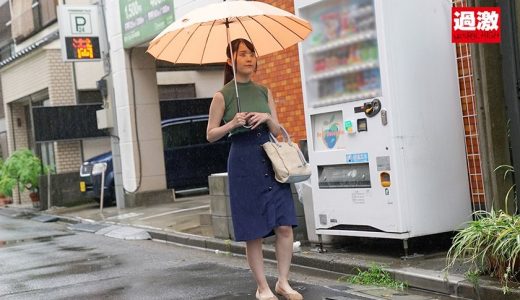 中出し寸前に抵抗して抜けたチ○ポを何度もぶち込まれイキ狂いだす女の腰を押さえつけ逃がさない鷲掴み膣奥射精3 緑ノースリーブ色白清楚女