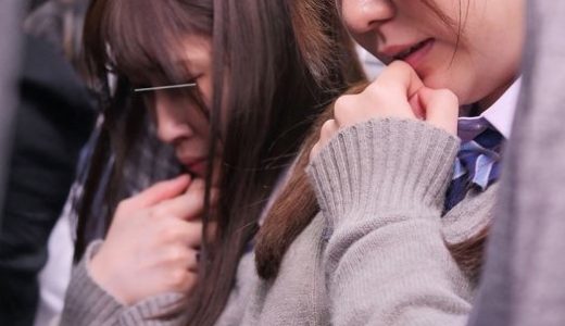J○2人組W指マン痴● 2 友達の近くで愛液が滴るほど感じてしまう汁垂らし娘たち