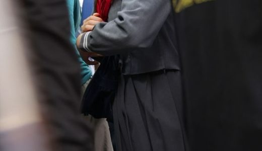 串刺しJ○痴● 痴●師2人に挟み撃ちされ逃げられず上下の穴を塞がれた色白娘 怒涛の責めに失禁が止まらない敏感娘